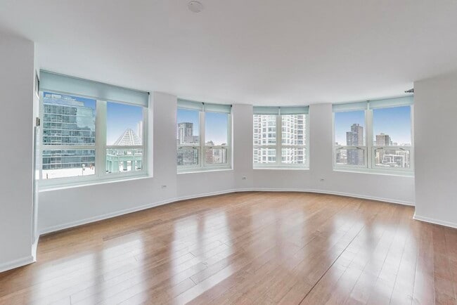 Photo - 345 N La Salle Dr