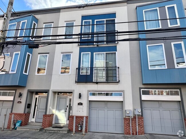 Building Photo - Gorgeous 3-Bedroom Townhome with One-Car G...