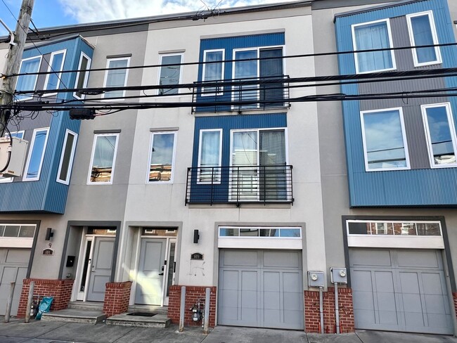 Gorgeous 3-Bedroom Townhome with One-Car G... - Gorgeous 3-Bedroom Townhome with One-Car G...