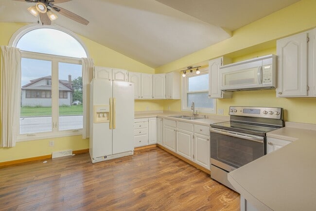 Building Photo - Large Single Family Home for Rent!