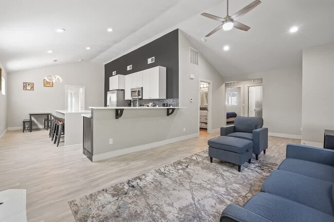 Building Photo - 1001 N Shamrock St Unit ID1460940P