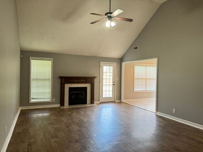 Photo - Almost 2000 sq.ft! Super Nice & Clean! 3 B...