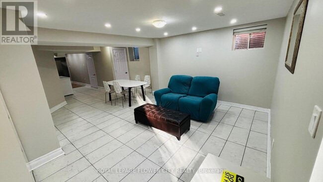 Photo - 952 Clark Blvd