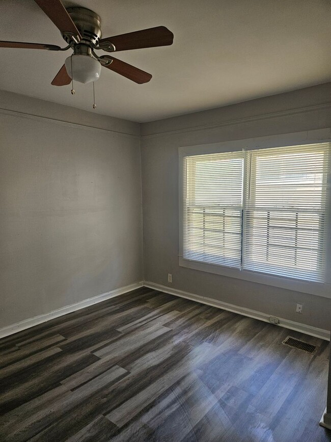 Photo - PAIN 540 Unit B