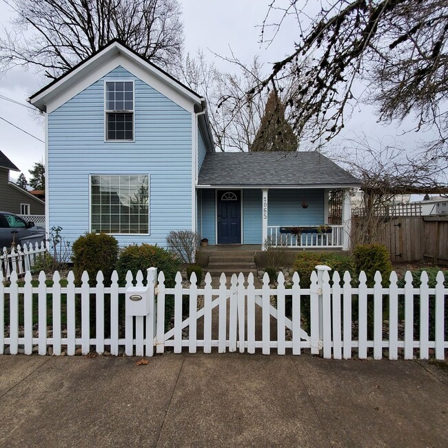 Building Photo - Pet Friendly 3 Bedroom with RV Parking, Close to Downtown Albany!