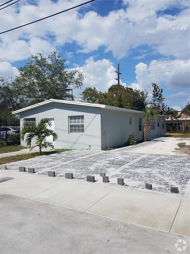 Building Photo - 4555 NW 4th Terrace Unit B Rental