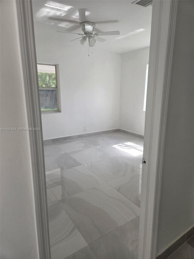 Photo - 707 NE 15th St Unidad 1