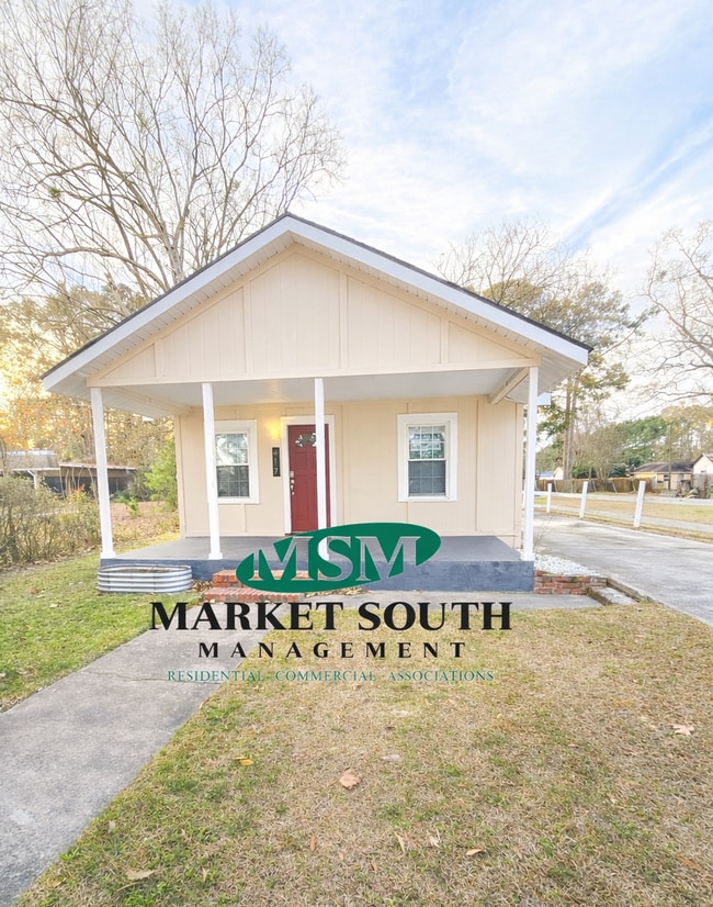 Building Photo - CUTE AND COZY THREE BEDROOM