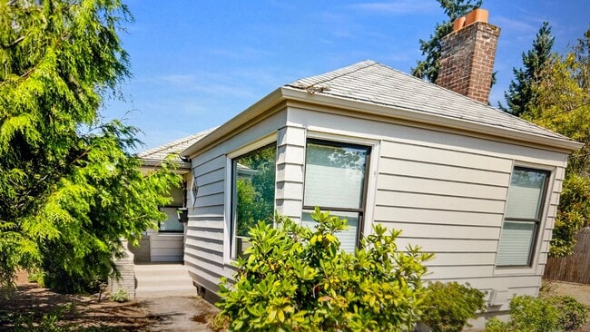 Building Photo - Stunning 3 bed/2bath remodeled home, with ...