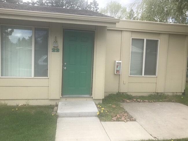Building Photo - Adorable Condo in NE Bend!