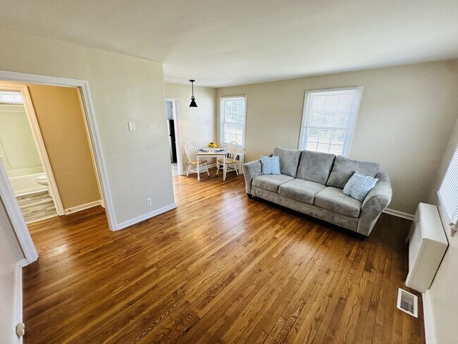 1700 Roslyn Dr
