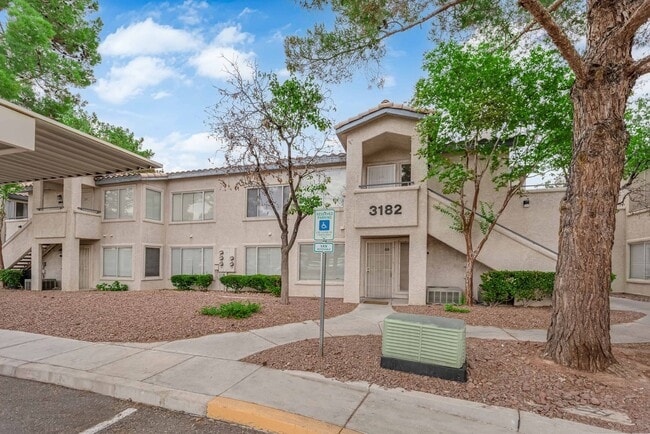 Building Photo - You will love this 2 bedroom condo! Update... Unit 204