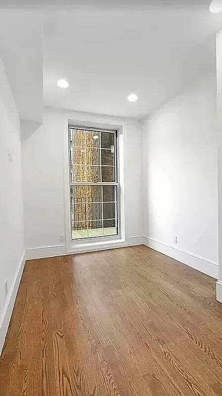 Photo - 407 E 6th St