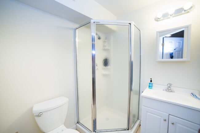 Building Photo - Newly Renovated Temple Apartment Unit A