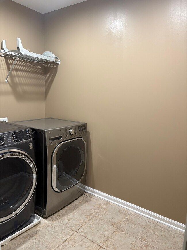 Photo - 1023 Anderson Pl SE