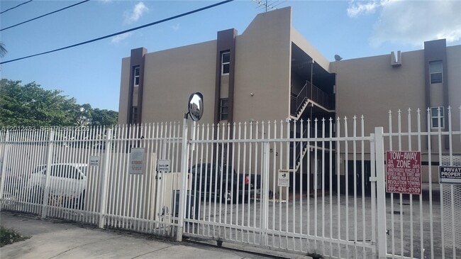 Building Photo - 652 NW 3rd St Unit 103