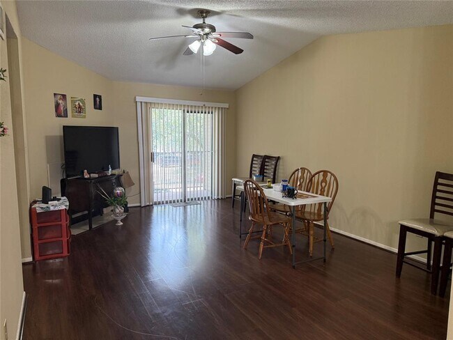 Photo - 2121 Hepburn St Unidad 102 Rental