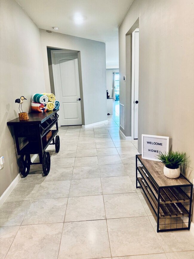 Photo - Elegant Lakeside Rental Home In Resort-Sty...