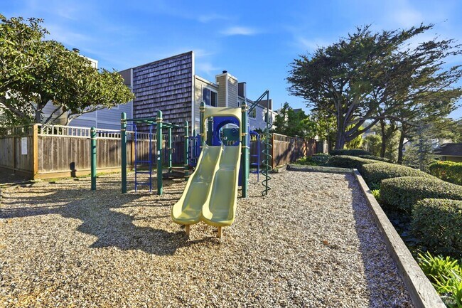 Photo - 122 Mariner Green Ct