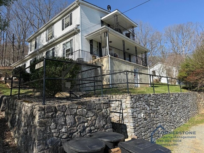 Building Photo - 4335 Yellow Mountain Rd Unit Apt 2