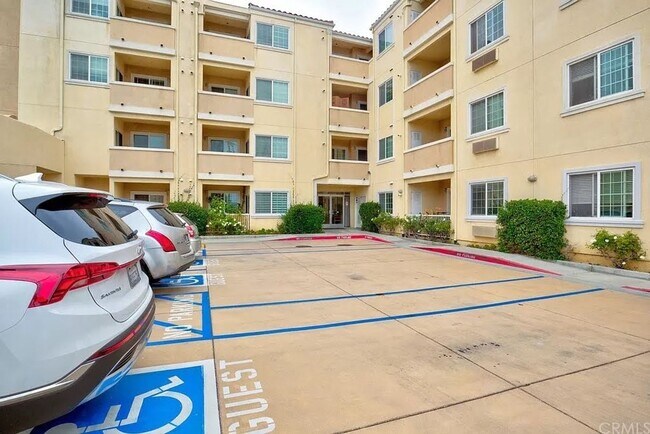 Photo - Serene 55+ Living in the Heart of Torrance | 2 Bed, 2 Bath Condo Unidad 411