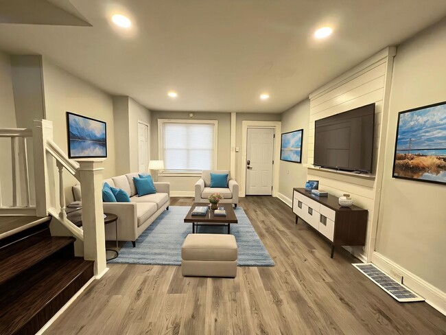 Building Photo - Refreshed 3BR/1BA Cozy Home with Porch & Fenced Yard!