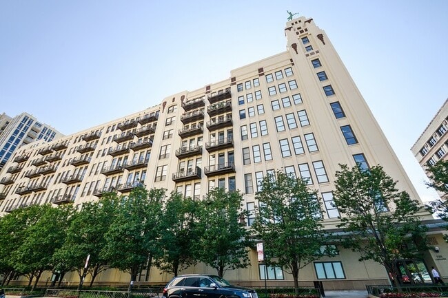 Building Photo - 758 N Larrabee St Unit 604 Rental