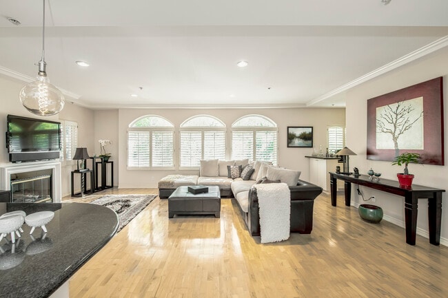 Living room - 1315 S Saltair Ave Condo Unit 101