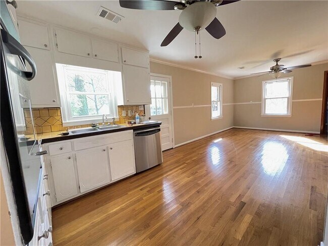 Photo - 1059 Jolly Ave