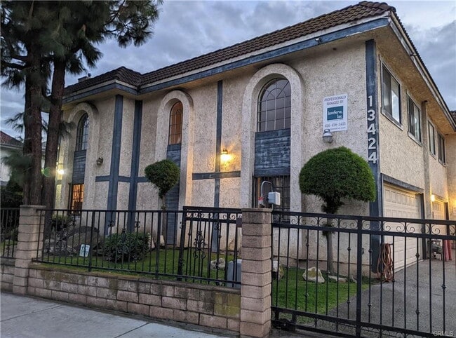 Building Photo - Updated 3br 2.5 bath near shopping & freeways Unit 1