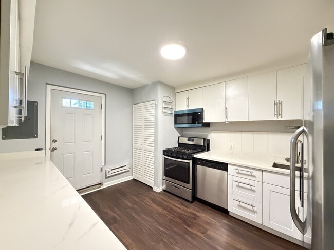Building Photo - 3503 W Dickens Ave Unit J08P