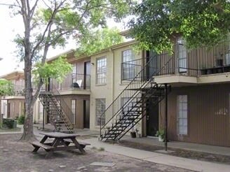 Colonial Woods - Colonial Woods Apts