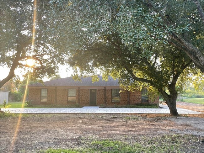 Building Photo - 811 Tori Rd