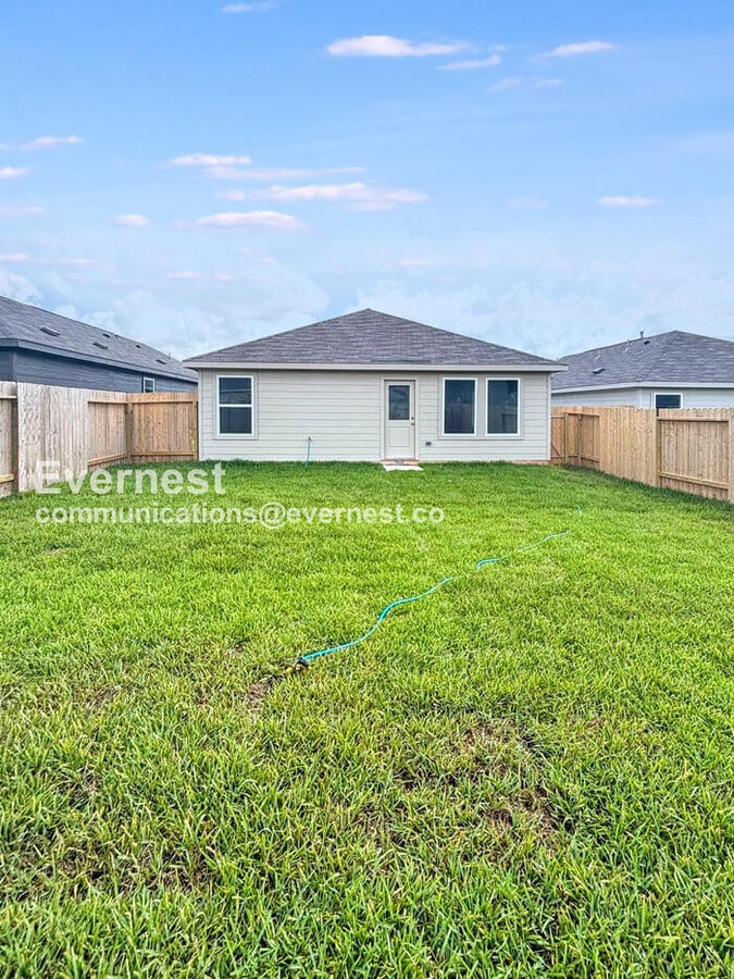 Photo - 3 Bed/2 Bath Home with Garage / Pet-Friend...