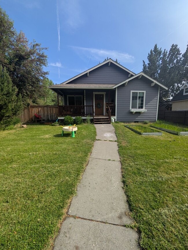 Beautifully Remodeled 3 Bed/2 Bath on Bend... - Beautifully Remodeled 3 Bed/2 Bath on Bend... House