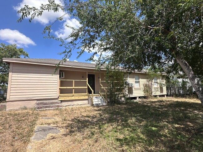 Building Photo - 501 Villa Dr
