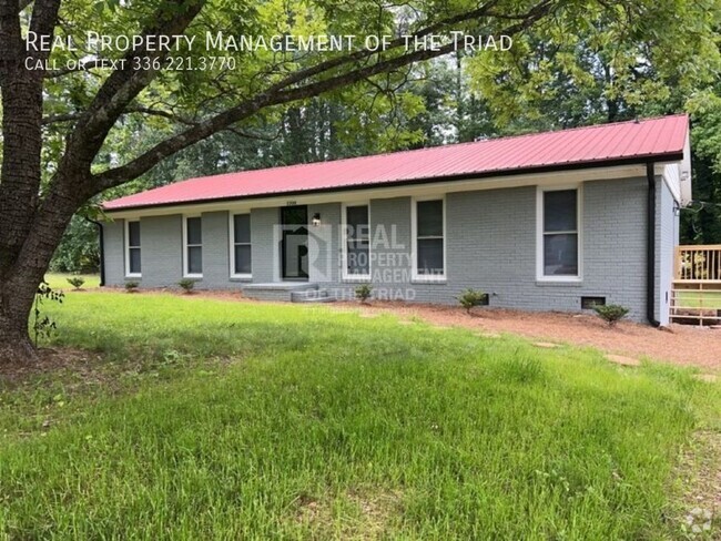 Building Photo - *Move In Special* One Level 3 BR/2BA Brick... Rental