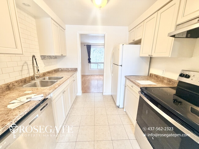 Photo - Bright 3-Bedroom Freehold Townhouse with Backyard & Included Internet in Guelph Unité 54
