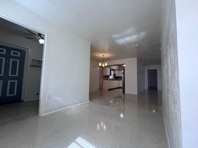 Photo - 2525 Maple Ave