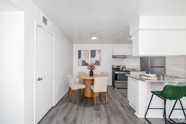 2 habitaciones, 1 baño - 848 pies cuadrados - Cocina - Longhorn Pavilion