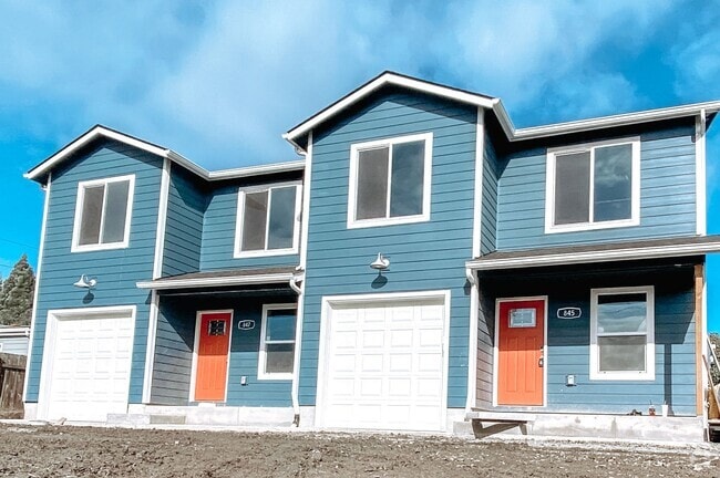 Building Photo - 3 Bedroom 2.5 Bathroom Townhome!
