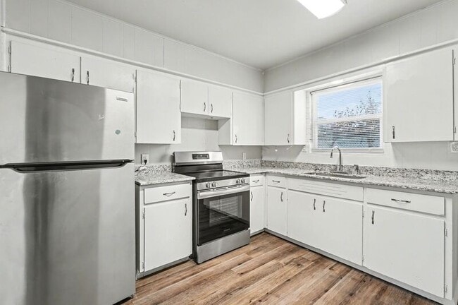 Photo - 704 W Oak St