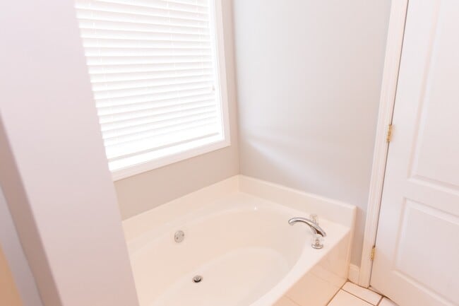 Photo - Beautiful 3 bedroom, 2 bath single family ...