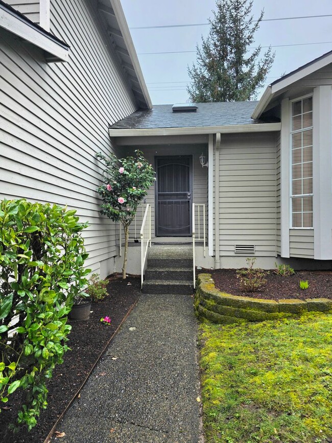 Photo - Federal Way tri-level rental home - 3 bedroom plus den, 3 bathrooms, 2 car garage, Available NOW!