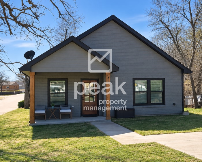 $1450! 3 Bed/ 2 Bath Home just minutes from downtown Denison!
