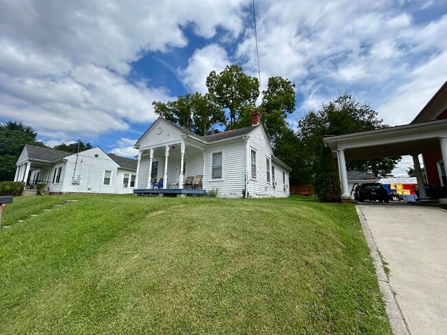Building Photo - House in Roanoke St, Blacksburg!
