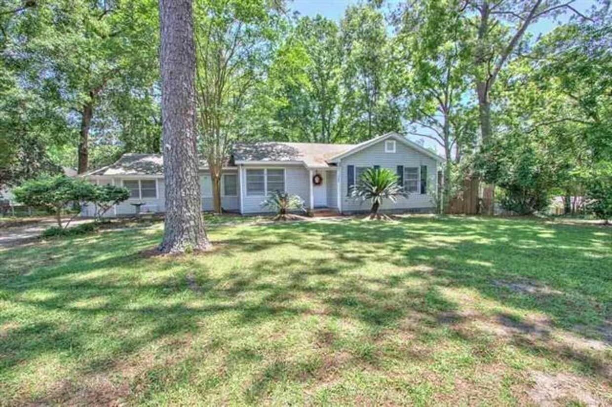 In Town Location On This Charming Cottage - In Town Location On This Charming Cottage
