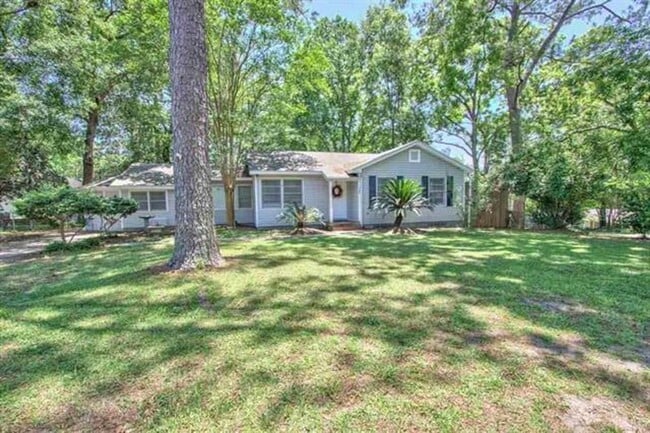 In Town Location On This Charming Cottage - In Town Location On This Charming Cottage House
