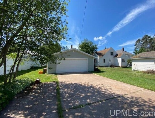 12 Oak St