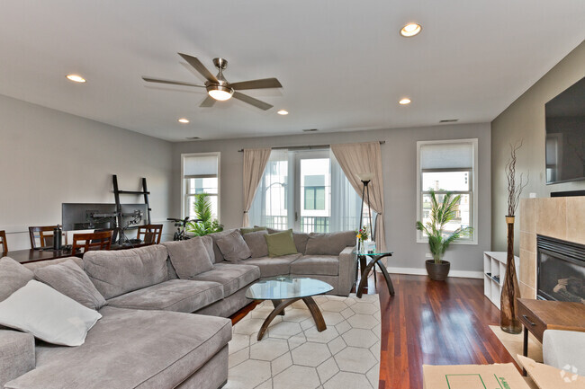 Building Photo - 1232 N Milwaukee Ave Unit 3 Rental